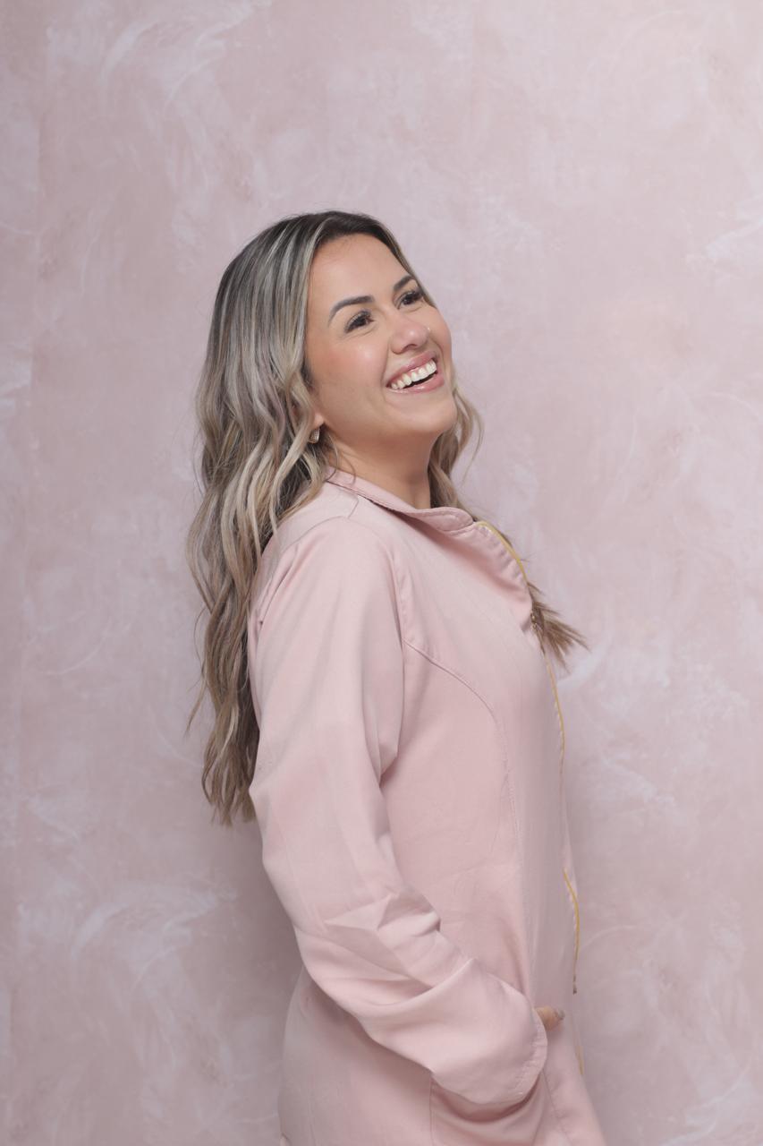 Dra. Mariana Menegardo sorrindo com confiança